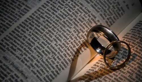 wedding-rings-bible-hd9o1azd